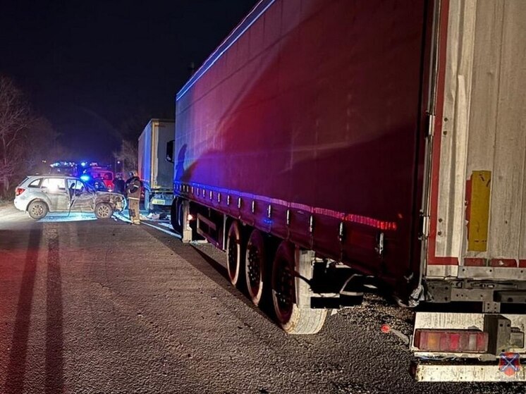 На юге Волгограда иномарка врезалась в полуприцепы грузовиков