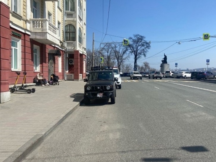 Подростка на электросамокате едва не зашибли дверью автомобиля в центре Владивостока