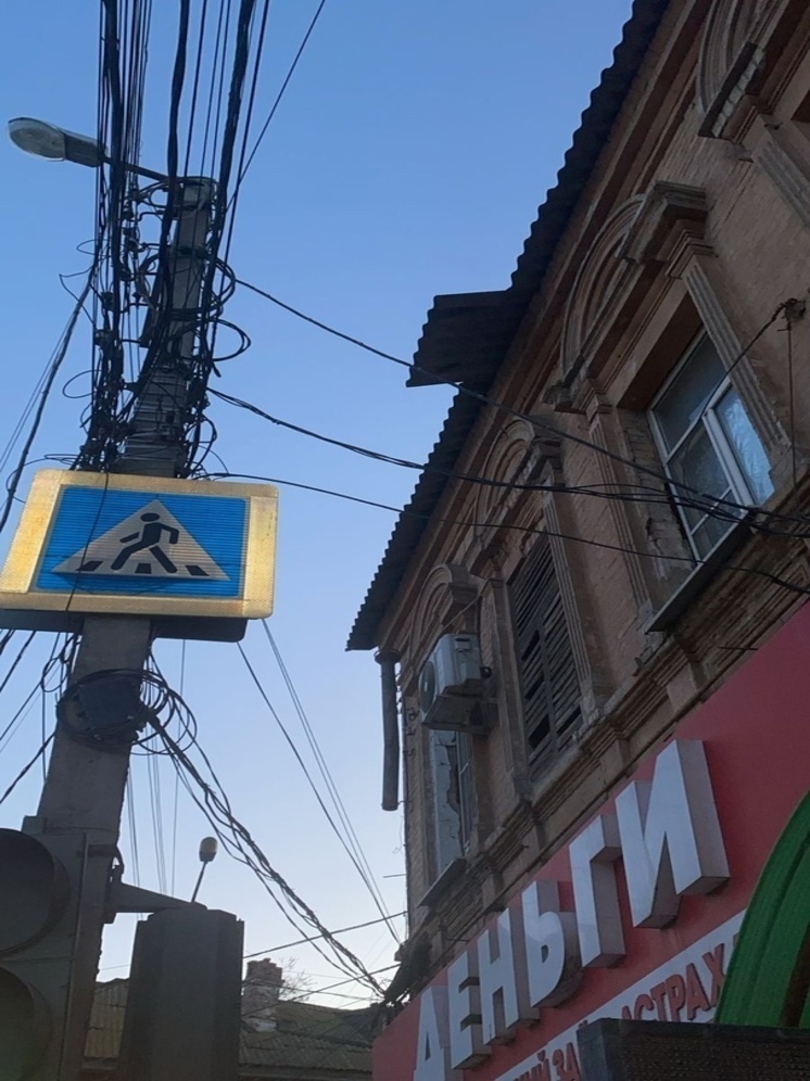 Астраханские спасатели предотвратили обрушение кровли на улице Свердлова