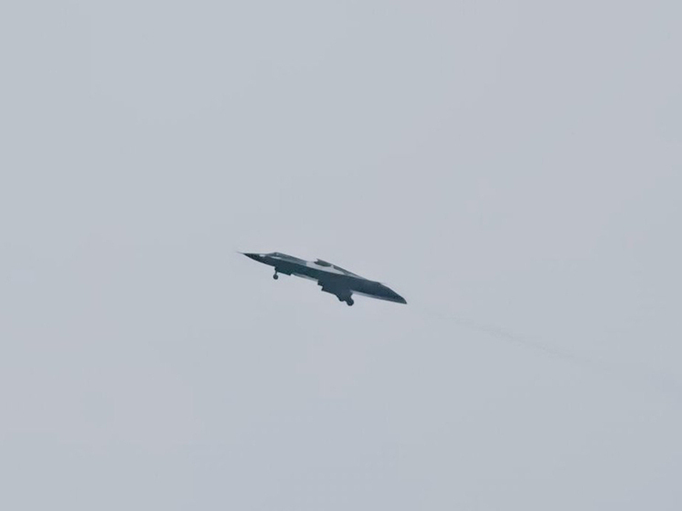 Изображения футуристического военного самолета в Китае вызвало шум в экспертной среде