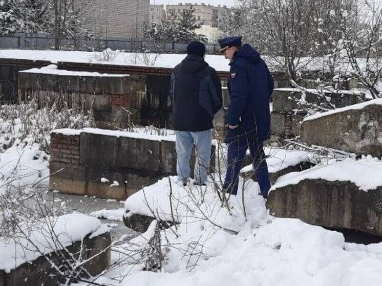 Ребенок упал в подвал недостроенного дома в Белоусове