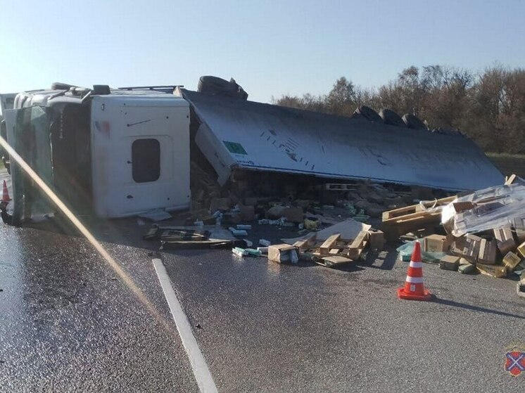 В Волгоградской области перевернулся грузовик с товарами