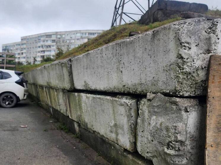 Жители Владивостока боятся обвала аварийной подпорной стены у дома на Каплунова