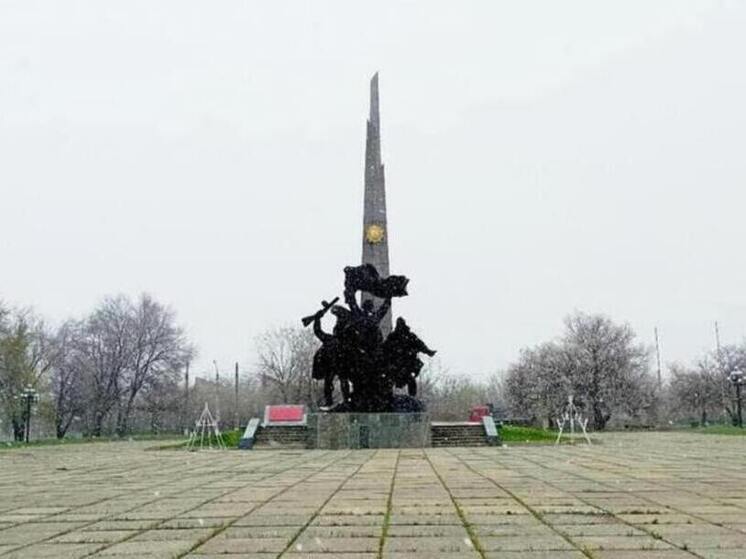Поврежденный обстрелами ВСУ памятник Воинам-освободителям восстановят в Луганске