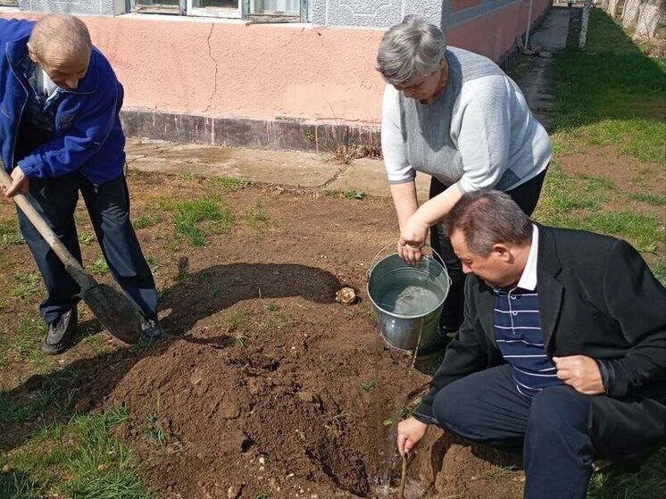 Во Владимиро-Ильинском гериатрическом пансионате прошла акция "Сад памяти"