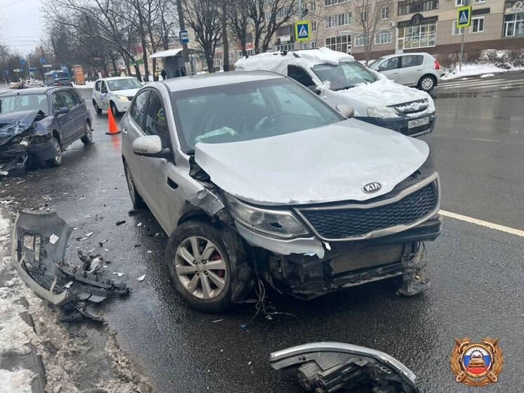 Трехлетнюю девочку повезли в больницу после аварии в Твери