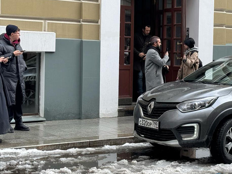 Около дома Михаила Ефремова замечены странные люди