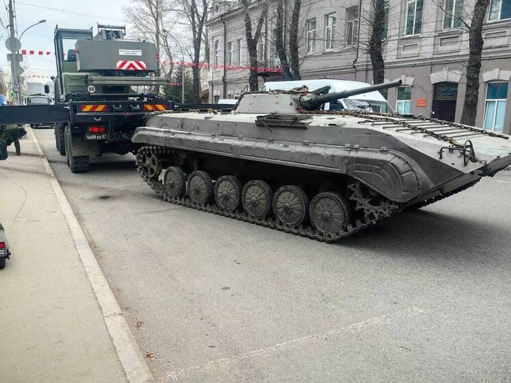 Военную технику у Дома офицеров в Иркутске отправили на реставрацию
