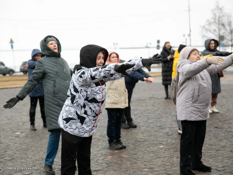 На вьюжную зарядку в центре Петрозаводска собрались самые несгибаемые физкультурницы
