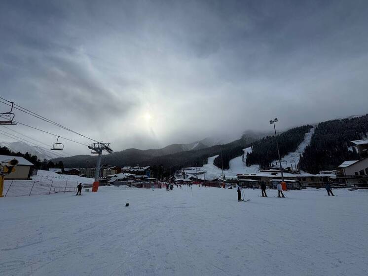 Курорт Домбай закрывает горнолыжные трассы из-за угрозы лавин