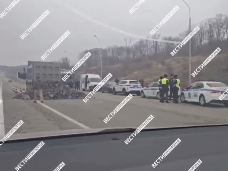 Зато не штраф: водитель самосвала сбросил скальный грунт на дорогу под Уссурийском