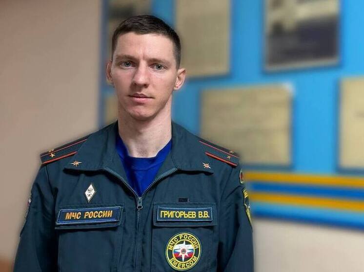 Инспектор МЧС в Новосибирске по пути домой спас женщину из горящей квартиры