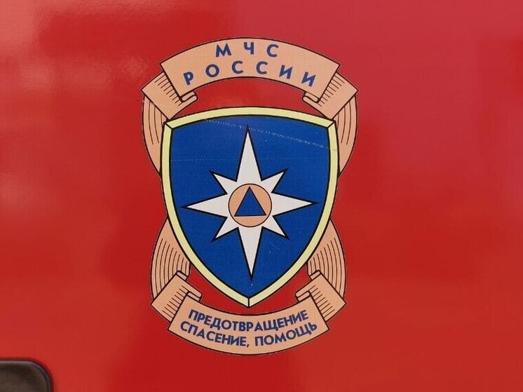 КамАЗ провалился под лед в Амурской области