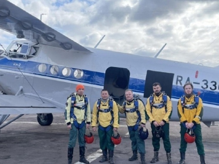 Десантники-пожарные тренируются тушить лесные пожары в Карелии