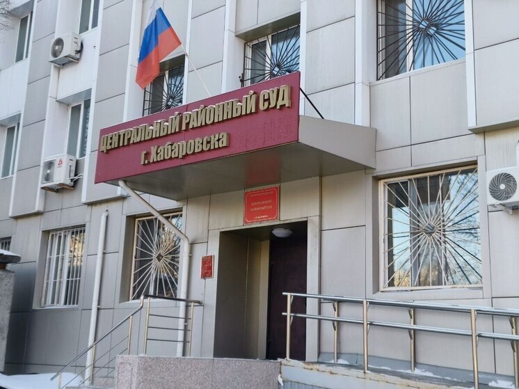 Пожилую женщину вместе с детьми поселили жить в аварийный дом в Хабаровске