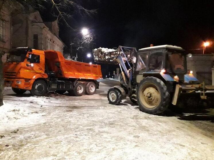 Вот такой апрель: костромские дорожники борются с последствиями снегопада