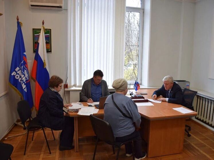 27 человек обратились на прием к сенатору Алексею Наумцу