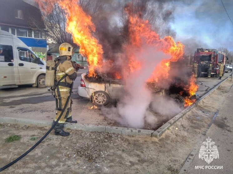 В Волгограде из-за короткого замыкания загорелась «Лада Приора»