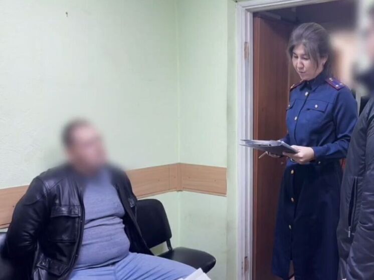 В Красноярске задержали полицейского за дачу крупной взятки