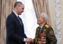 9 апреля врио губернатора Свердловской области Денис Паслер встретился с ветеранами Великой Отечественной войны