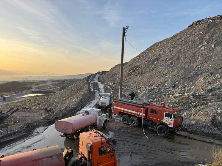 В Новороссийске площадь пожара на мусорном полигоне сократилась до 200 квадратных метров