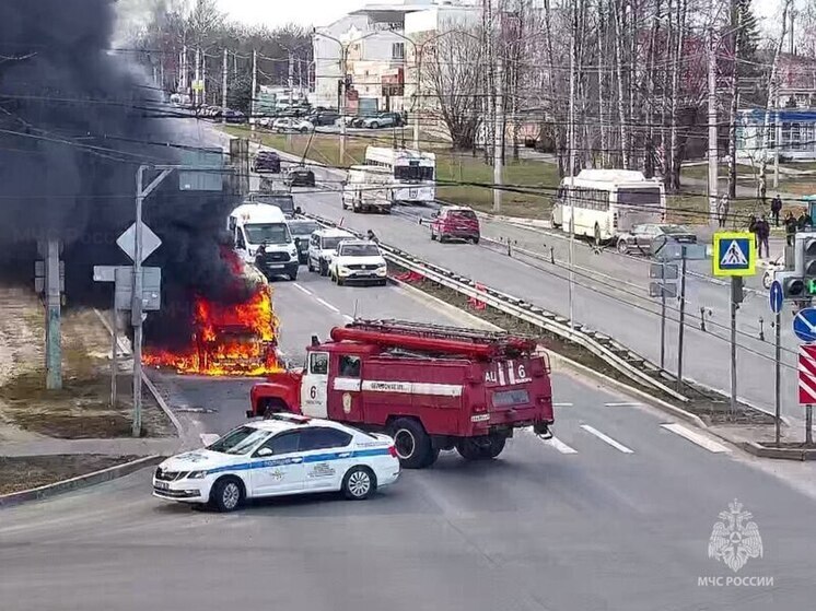 Микроавтобус сгорел в Чебоксарах