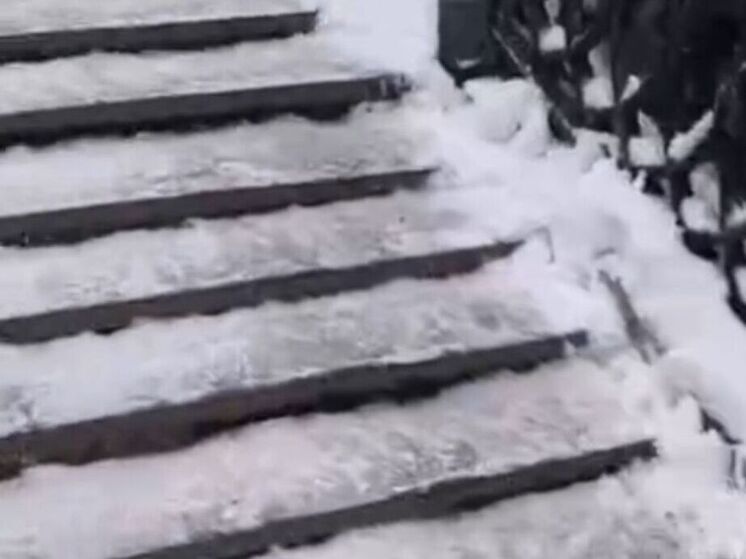 Жители Химок сообщают об опасной лестнице у ж/д путей