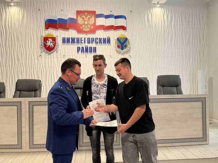 В Крыму сироты получили сертификаты на покупку жилья благодаря прокуратуре