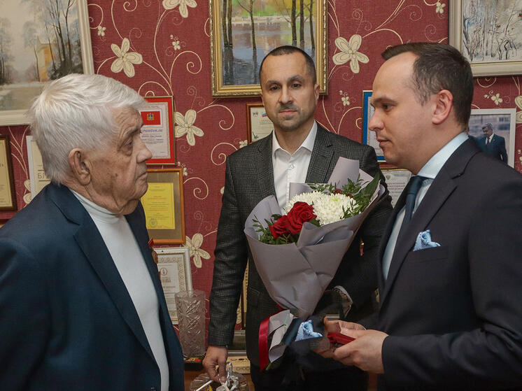 Экс-губернатору Брянщины вручили медаль в честь 80-летия Победы