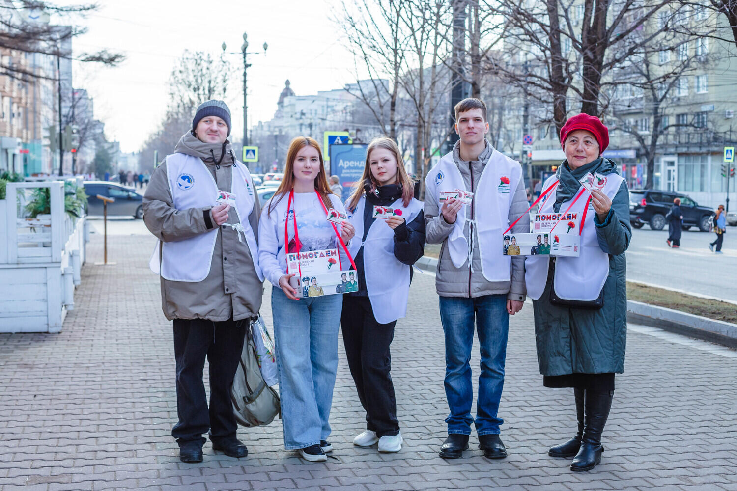 Тысячи значков раздали волонтеры на акции «Красная гвоздика» в центре Хабаровска: фото 
