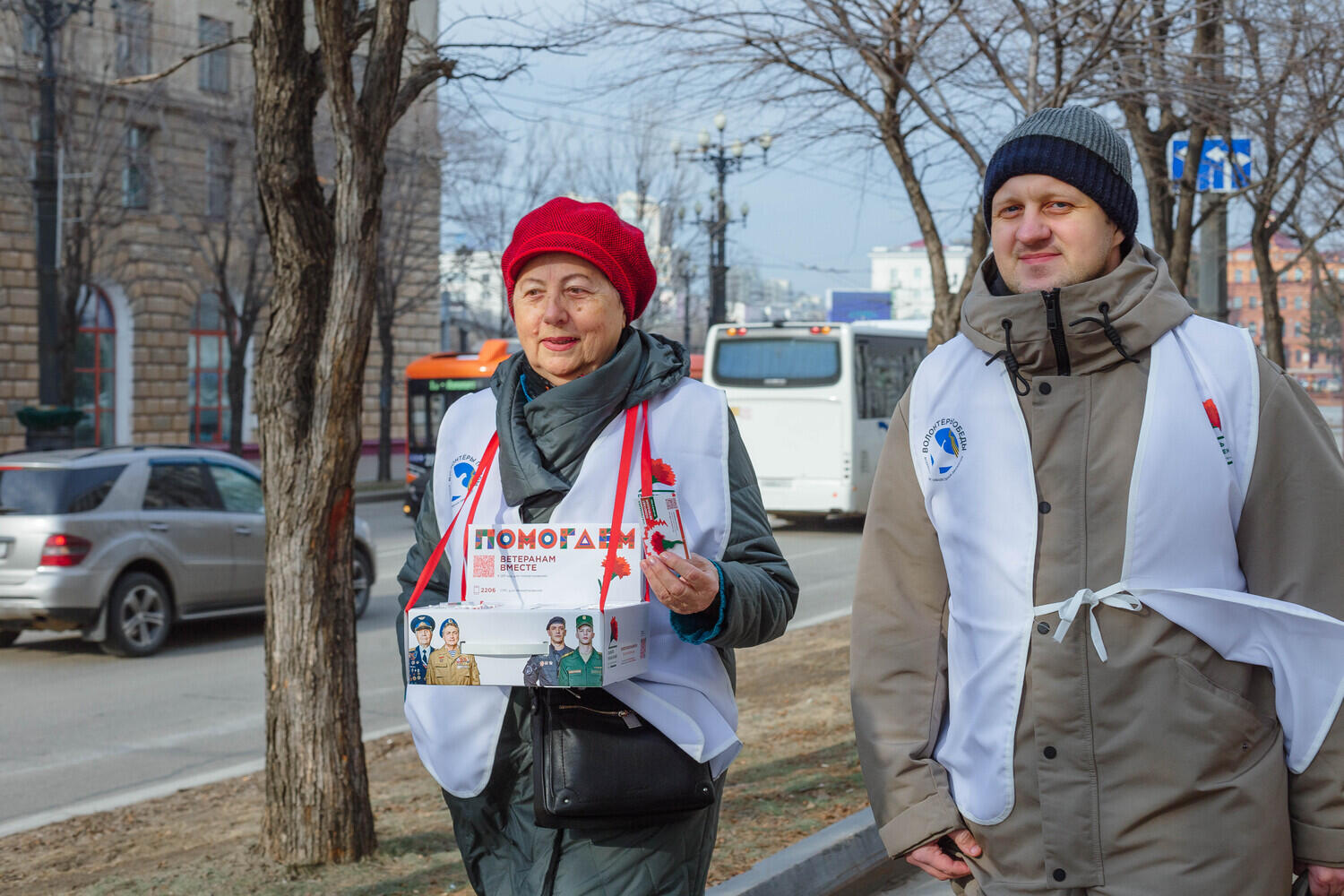Тысячи значков раздали волонтеры на акции «Красная гвоздика» в центре Хабаровска: фото 
