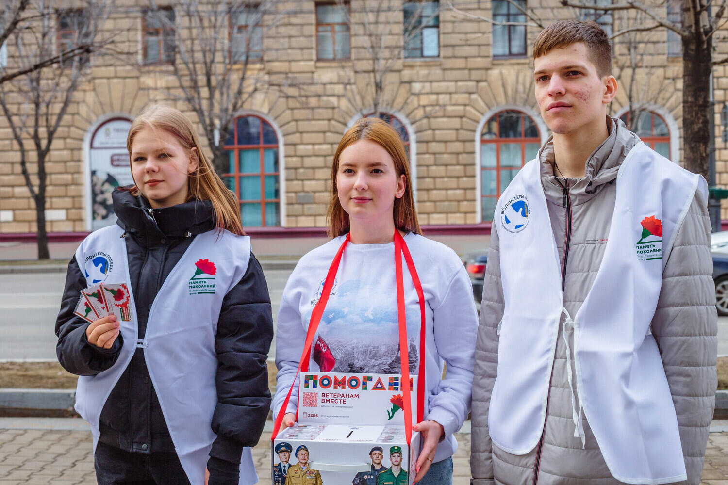 Тысячи значков раздали волонтеры на акции «Красная гвоздика» в центре Хабаровска: фото 