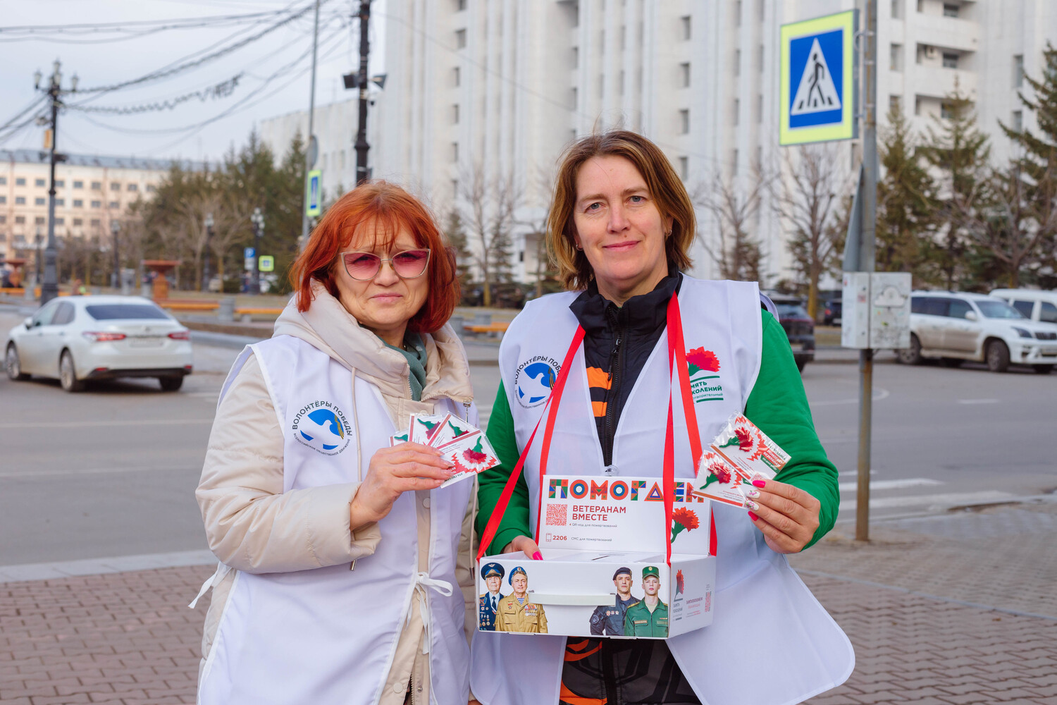 Тысячи значков раздали волонтеры на акции «Красная гвоздика» в центре Хабаровска: фото 