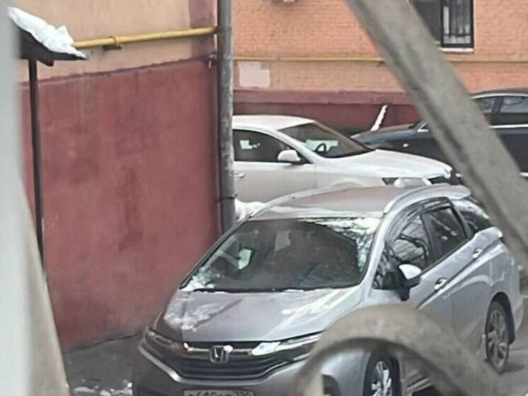 Наледь с крыши рухнула на автомобиль у дома в Люберцах