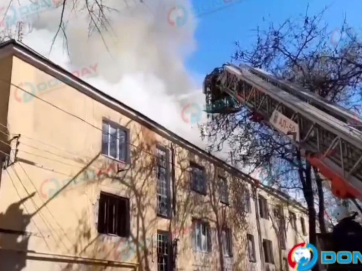 В Ростове на улице Мечникова горит крыша заброшенного дома