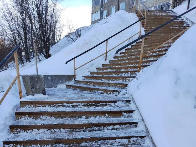 Мурманские дорожники круглосуточно борются со снегом, даже в апреле