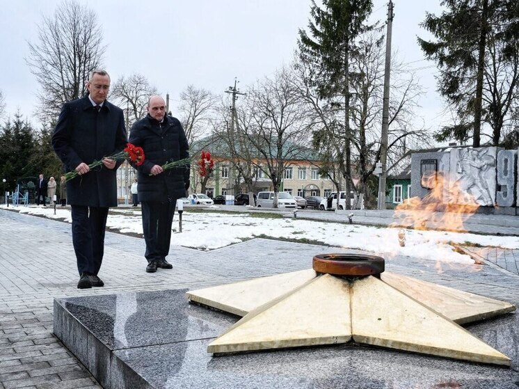 Владислав Шапша начал рабочую поездку в Жиздру с возложения цветов к мемориалу «Огонь Славы»