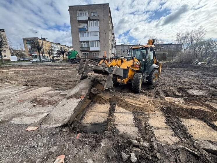На Калининградской улице в Черняховске начали обустраивать парковку