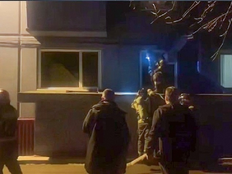 Пожарные Хакасии вскрыли дверь кондитерской