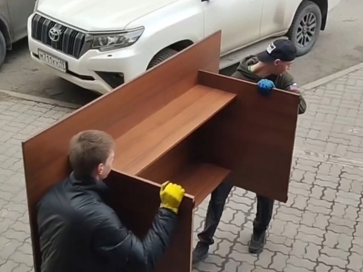 Именитые спортсмены Хакасии помогли разгрести завалы сгоревшего офиса ОНФ