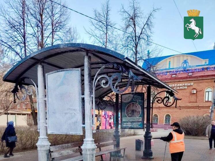 В Томске начали мыть остановки к весеннему сезону