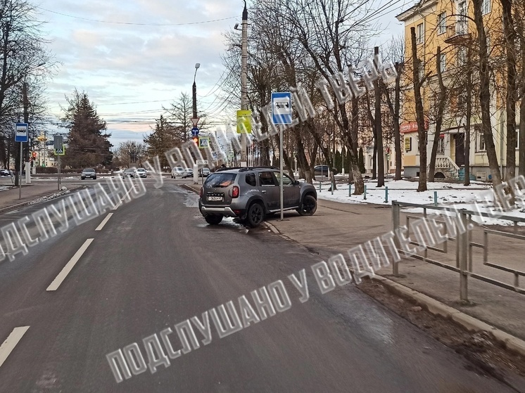 В Твери водитель перекрыл иномаркой подъезд к автобусной остановке