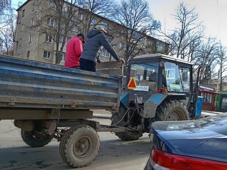 «Как в колхозе»: в Туле жилищники в кузове трактора стали поводом для шуток