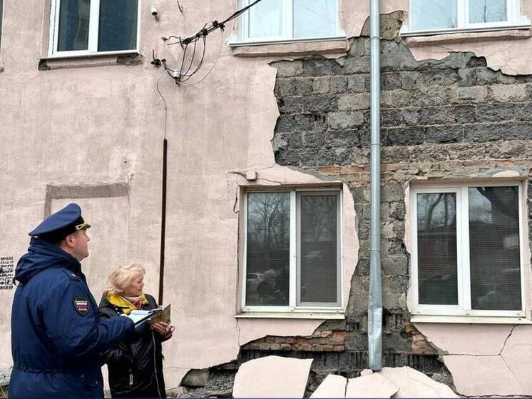 Во Владивостоке обрушились фасады многоквартирных домов: прокуратура ищет виновных