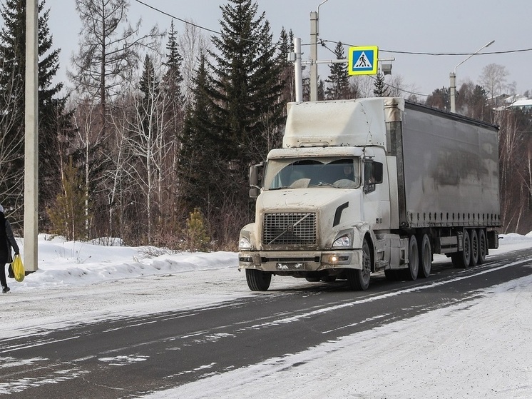 Число вакансий водителей грузовиков в России упало в марте на 47%
