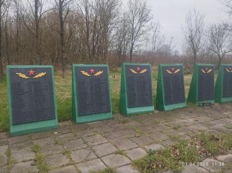 Новгородские шефы проводят благоустройство воинских захоронений