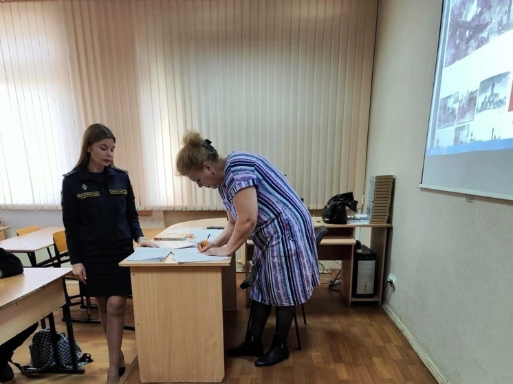 Судебные приставы Псковской области помогли псковичке восстановиться на работе