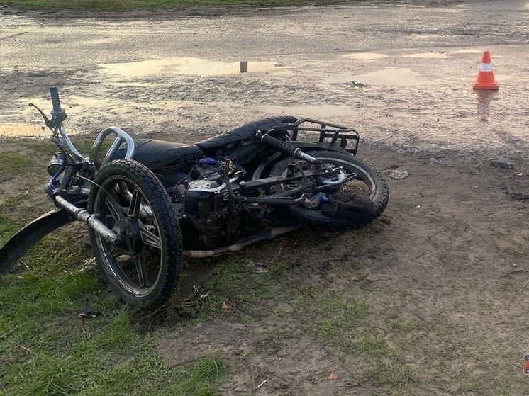 В Волгоградской области в ДТП с трактором пострадал водитель мотоцикла