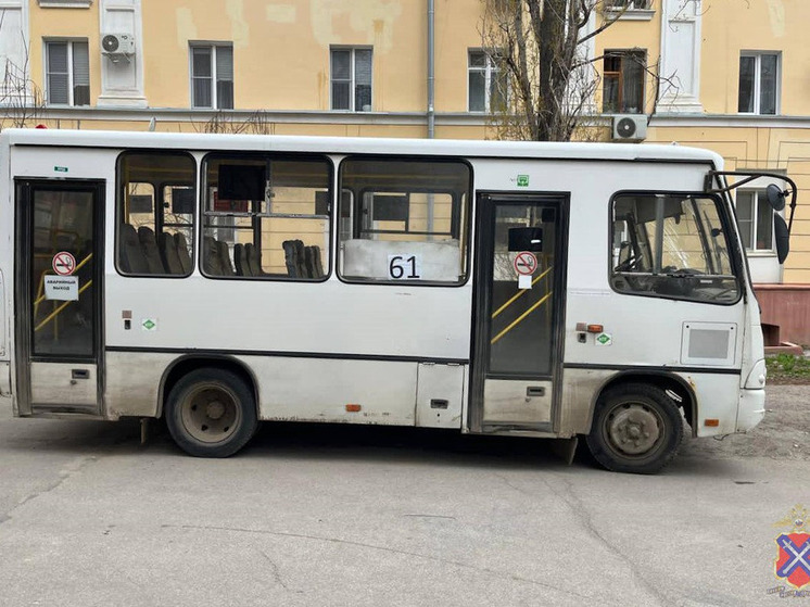 60-летний волгоградец разбил камнем лобовое стекло автобуса