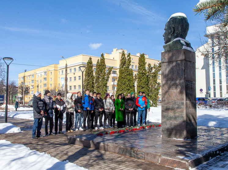 Студенты СГУОР возложили цветы к памятнику летчику-космонавту Юрию Гагарину